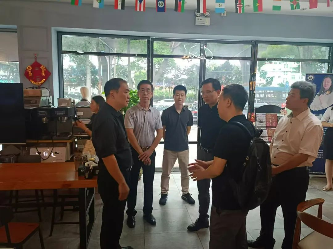 廣州市政府秘書長洪謙和市商務局一行到金達咖啡飲品城調研 廣州市政府秘書長洪謙和市商務局一行到金達咖啡飲品城調研