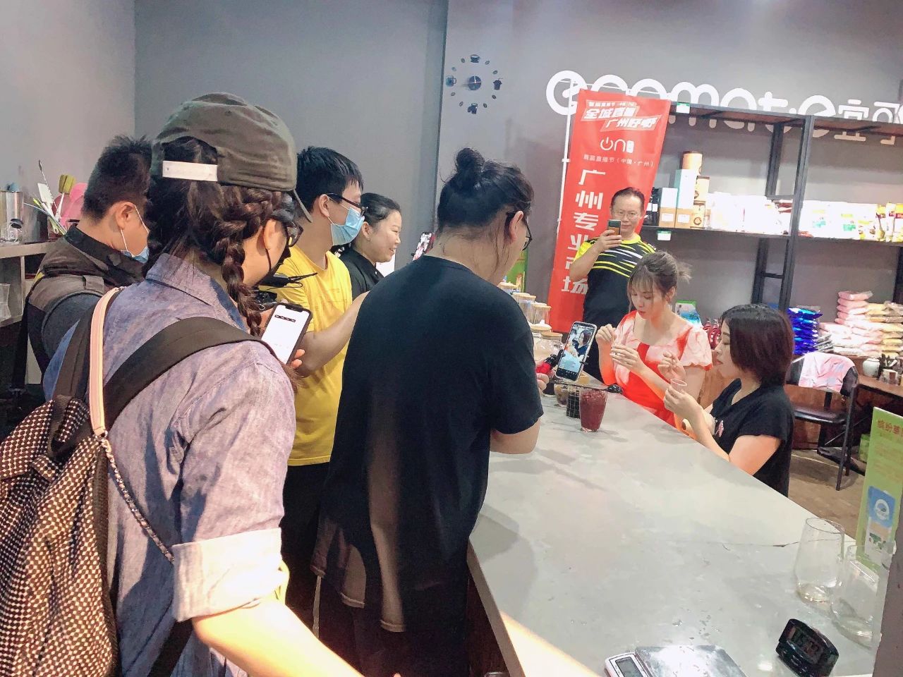 廣州直播節(jié)“在穗臺商分會場”,兩岸網(wǎng)紅主播齊聚松洲街金達(dá)咖啡飲品城打卡 廣州直播節(jié)“在穗臺商分會場”,兩岸網(wǎng)紅主播齊聚松洲街金達(dá)咖啡飲品城打卡