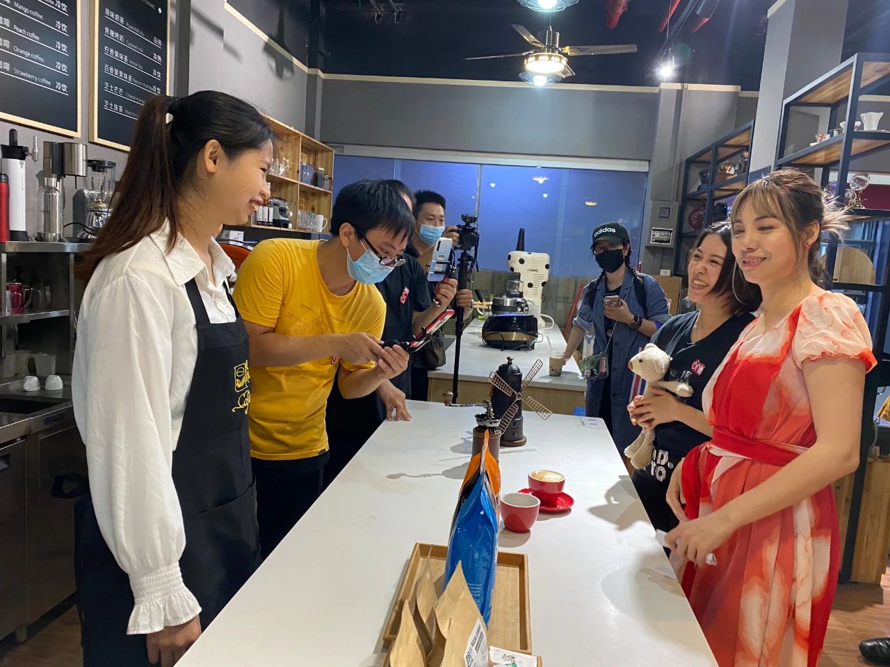 廣州直播節(jié)“在穗臺商分會場”,兩岸網(wǎng)紅主播齊聚松洲街金達(dá)咖啡飲品城打卡 廣州直播節(jié)“在穗臺商分會場”,兩岸網(wǎng)紅主播齊聚松洲街金達(dá)咖啡飲品城打卡