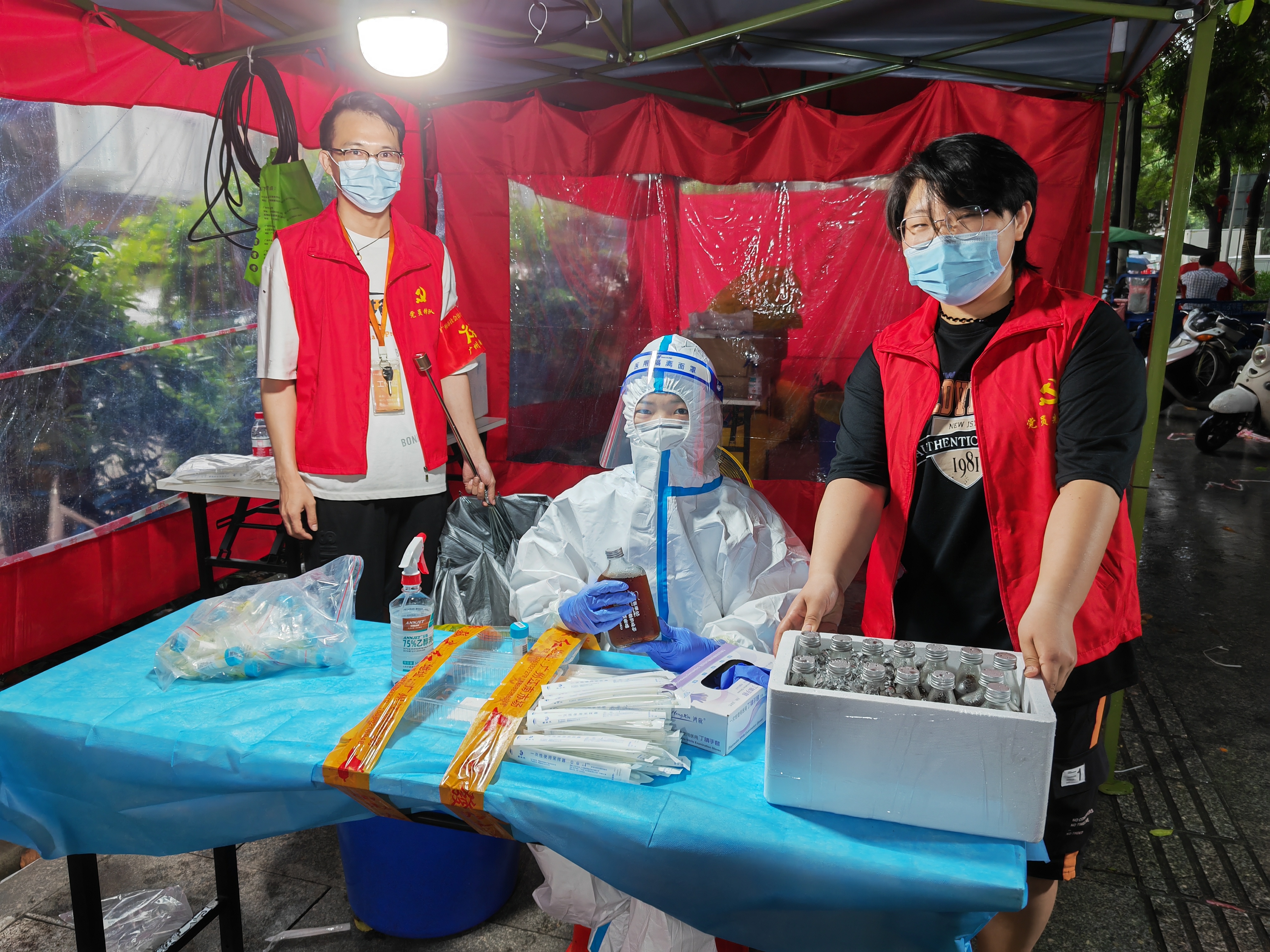 廣州白云區政府相關部門向金達咖啡飲品城及眾商家贈送“助力抗疫 愛心奉獻”的錦旗和感謝信 廣州白云區政府相關部門向金達咖啡飲品城及眾商家贈送“助力抗疫 愛心奉獻”的錦旗和感謝信