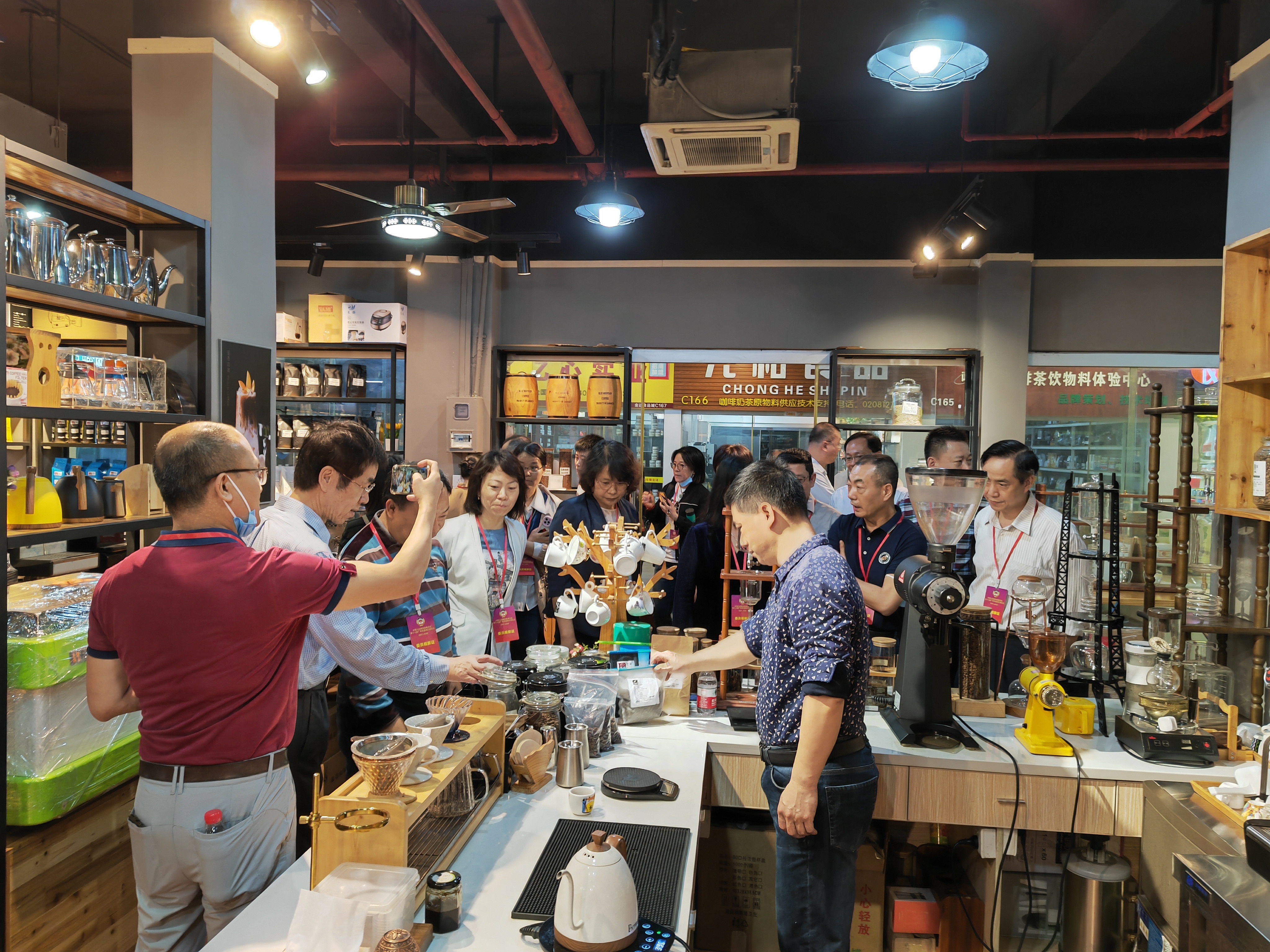 廣州荔灣政協陳錚衡副主席一行蒞臨金達調研咖啡產業人才服務驛站的建設 廣州荔灣政協陳錚衡副主席一行蒞臨金達調研咖啡產業人才服務驛站的建設